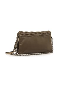 Borsa sintetica verde oliva, con texture, caratterizzata da un design intrecciato nella parte superiore, una tracolla a catena e una forma rettangolare elegante.