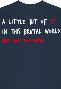 Tumši zila sudraba blūze ar baltu un sarkanu tekstu: "MAZIŅŠ SIRDS ❤️ ŠAJĀ BRUTĀLAJĀ PASAULĒ (BET NE PĀRĀK DAUDZ)" aizmugurē. Gluda tekstūra.