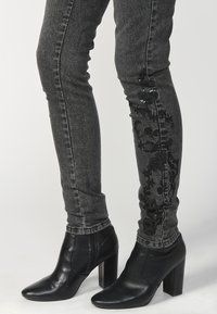 Koroshi LONG  - Karcsúsított farmerek - black denim