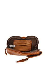 Tasche aus hellbraunem Leder mit Reißverschluss, ausgestattet mit einem braunen Stoffinnenraum, mehreren Kartenfächern und einer glatten Textur.