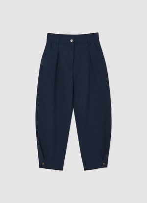 Marineblaue Hose mit maßgeschneiderter Passform, vorne mit Bügelfalten, seitlichen Taschen und Knopfmanschetten zur verstellbaren Saumweite. Glatte Stoffstruktur.