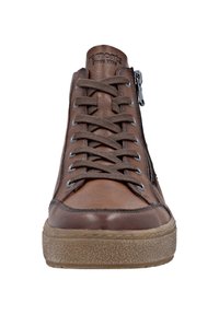 Baskets montantes en cuir marron avec des lacets gris, dotées d'une fermeture éclair sur le côté, d'une semelle en caoutchouc et d'une texture lisse. Emblème sur la languette.