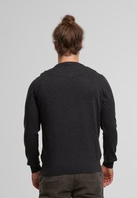 Manteau en maille gris foncé à manches longues avec un col rond, des poignets et un ourlet côtelés. Texture lisse avec des détails de conception minimaux, vue de dos.