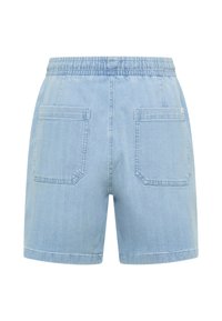 Pantalones cortos de mezclilla de color azul claro con cintura elástica, dos bolsillos traseros, corte recto y textura suave. Sin acentos decorativos ni patrones.