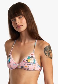 Haut de bikini triangulaire rose avec des impressions de dessins animés, des bretelles fines et une texture lisse. Présente diverses illustrations et motifs colorés.
