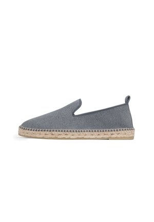 Grijze stof instap-schoen met een textuur bovenkant, met een touwstijl tussenzool en een kleine hielstrip voor gemakkelijk aan- en uittrekken.