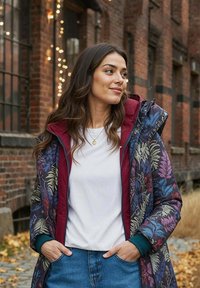 Kabát s květinovým vzorem, vínovým kapucí a manžetami, se zapínáním na zip. Nositelný přes bílé tričko a modré džíny, s texturovanou látkou.