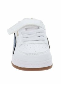 Sneaker bianco con punta perforata, lacci e cinturino in velcro. Presenta un pannello blu sul lato, suola in gomma e design semplice.