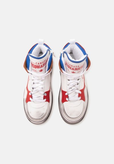 Paire de baskets montantes aux couleurs blanche, rouge et bleue, avec le texte "Canada Dsquared2 Est. 1995" sur les languettes rembourrées.