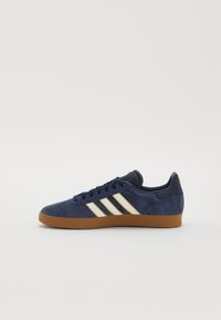 adidas Originals GAZELLE TERRACE ICONS UNISEX - Treniņu apavi - legend ink/off white/dark football gold