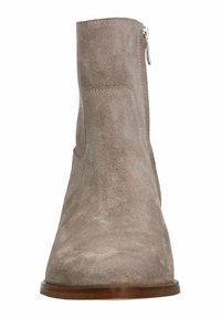 Grijze suedine enkellaars met een gestructureerde afwerking, zijrits en een gladde bruine zool; slanke, aansluitende vorm zonder zichtbare patronen.