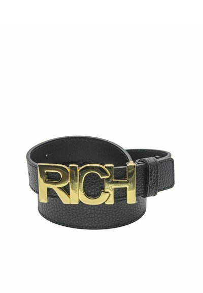 Cintura in pelle nera con finitura strutturata, dotata di una grande fibbia color oro con la scritta "RICH". Regolabile con un design elegante.