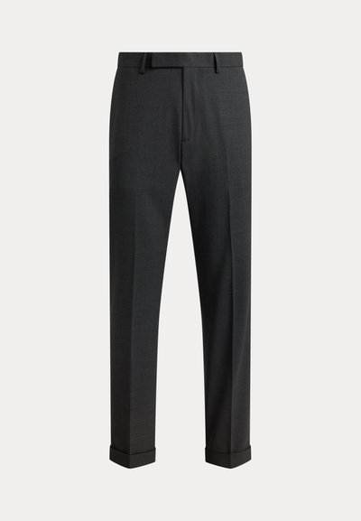 Pantaloni formali grigio scuro con passanti per cintura, piega frontale e orli risvoltati, mostrati su uno sfondo neutro.