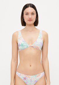 Blomstrete bikini-sett med en pastel fargepalett. Toppen har en dyp V-hals og brede stropper, mens bunnen er lavt liv.