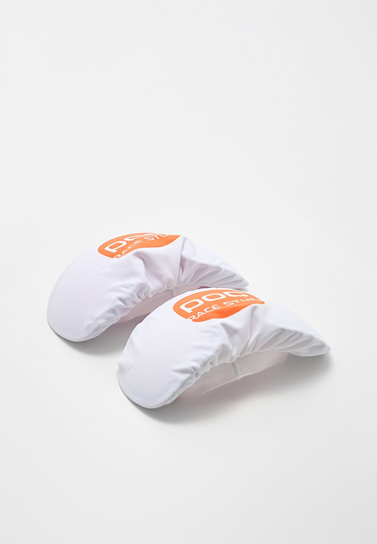 Białe podkładki na rower z pomarańczowym logo "POC", z miękką tkaniną na zewnątrz i elastycznymi paskami zapewniającymi pewne dopasowanie. Zaokrąglony kształt dla ergonomicznego wsparcia.