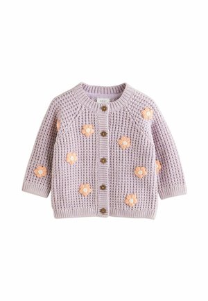 Cardigan bébé tricoté violet clair avec boutons en bois et petits motifs de fleurs orange sur le devant et les manches.