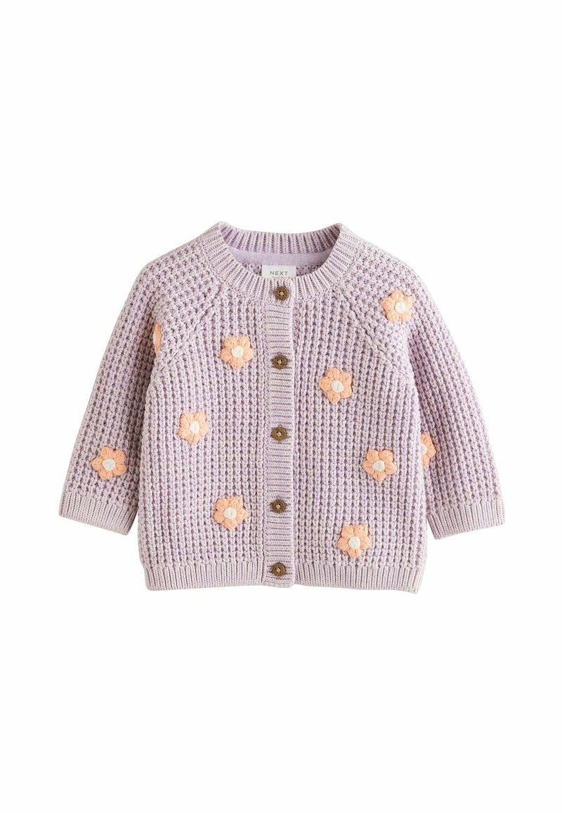Cardigan bébé tricoté violet clair avec boutons en bois et petits motifs de fleurs orange sur le devant et les manches.