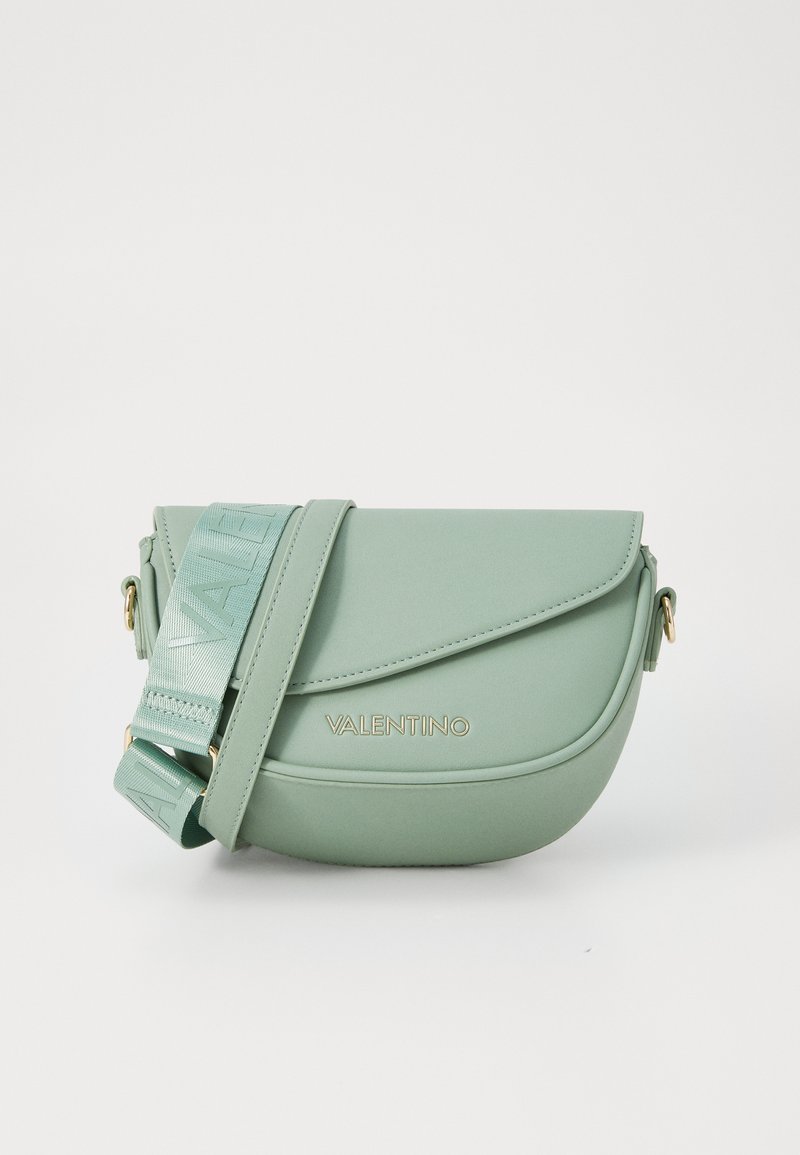 Borsa a tracolla verde in pelle con forma curva, logo dorato e una tracolla testurizzata con il nome del marchio. Finitura liscia con design minimalista.
