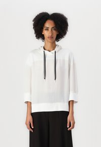 Weißer Kapuzenpullover mit entspannter Passform, ausgestattet mit schwarzen Kordeln und Dreiviertelärmeln. Hergestellt aus leichtem, semi-transparentem Stoff.