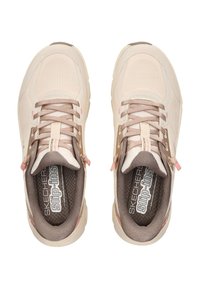 Para beżowych i jasnoróżowych sneakersów Skechers Slip-ins z siateczkowej tkaniny, zapinanych na sznurówki, z wyłożonymi brązowymi wkładkami, pokazane z góry.
