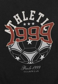 Czarny t-shirt z grafiką przedstawiającą piłkę nożną, z napisami „ATHLETIC” i „1999” w białym i bordowym kolorze oraz „Prosto 1999 TEAMWEAR” w srebrnym.