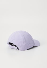 Lilla caps med en buet skygge og justerbar stropp bak, med perforerte detaljer bak for ventilasjon.