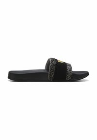 Slidesandal med sort bund, dyreprintstrop og en guldlogo accent. Blød tekstur med flad, åben design.