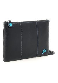 Clutch in pelle nera con superficie testurizzata, cuciture chiare a contrasto, dettagli in turchese, chiusura con zip e tracolla rimovibile.