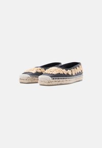 Flats espadrilles noirs avec broderie florale beige et semelles en jute tissé, présentés en angle avant-côté sur un fond blanc.
