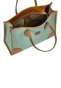 Una borsa tote bicolore con un esterno verde menta e dettagli in pelle marrone, dalla texture liscia, con doppie maniglie e un ampio interno.