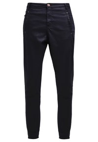 Pantalon noir fuselé avec poches avant, passants de ceinture et fermeture par bouton, conçu pour une coupe slim et ajustée.