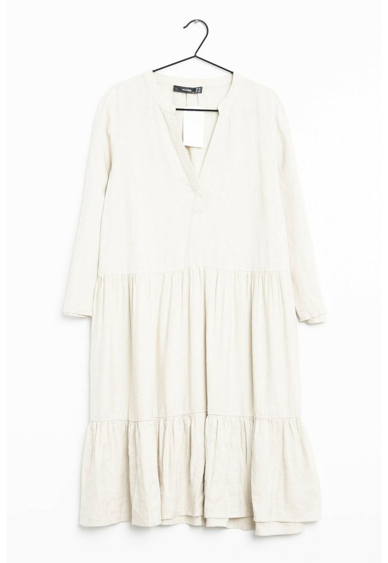 Långärmad, knälång klänning i ljusbeige linne med v-ringning, rynkad byst och lager-på-lager volangkant. Tagg fäst vid halsringningen.