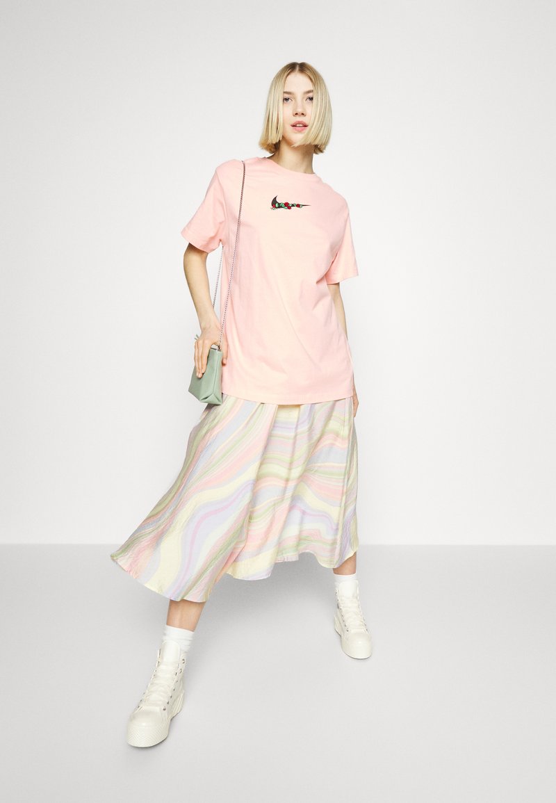 Damen T-Shirts | Nike Sportswear TEE V DAY T-Shirt print bleached coral/rosa - NO11369 Damen T-Shirts | Nike Sportswear TEE V DAY T-Shirt print bleached coral/rosa - NO11369