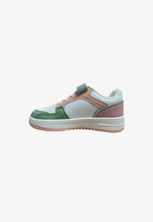 Low-top sneaker met wit mesh, groene neus, roze hiel, beige zijpanelen en een groene klittenbandsluiting over witte veters.