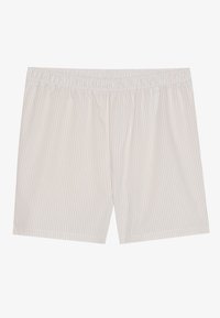 Stribede bomuldsshorts i blød beige med hvide lodrette linjer, med elastisk talje og afslappet pasform.