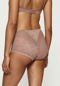 Světle hnědé kalhotky s květinovými krajkovými vzory, měkkou a elastickou tkaninou a bezešvým designem pro pohodlí a užití.