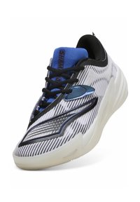 Chaussure de sport en mesh blanc et noir avec languette bleue rembourrée, lacets noirs et semelle blanche épaisse.