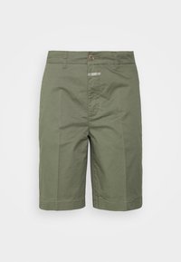 Pantalones cortos verdes caqui de algodón, con cierre de botón, dos bolsillos frontales y un ajuste casual y relajado con una textura suave.