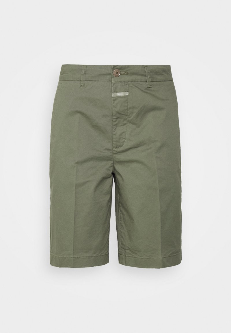 Pantalones cortos verdes caqui de algodón, con cierre de botón, dos bolsillos frontales y un ajuste casual y relajado con una textura suave.