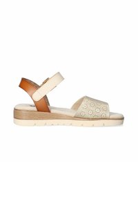 Sandalia de cuero beige con diseño perforado y correa marrón en el tobillo. Cuenta con una suela texturizada beige con un ligero tacón y un patrón estriado.