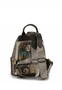 Texturierter, mehrfarbiger Rucksack mit einer Mischung aus dunklen und hellen Materialien, grafischen Mustern, einem oberen Griff und verstellbaren Trägern.