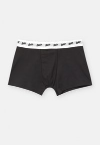 Čierne bavlnené boxerky s priliehavým strihom, biely elastický pás s opakujúcim sa čiernym nápisom loga a predným vreckom pre podporu.