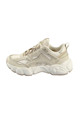 Beige Sport Sneaker mit einem strukturierten Obermaterial, Schnürverschluss und einer markanten, dicken Sohle; verfügt über ein Markenlogo-Akzent an der Seite.