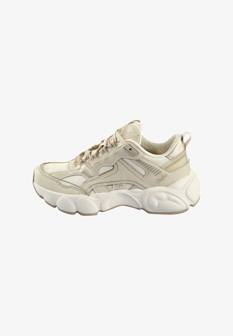 Beige sportsko med teksturert overdel, snøring og en karakteristisk tykk såle; har merkevarens logo på siden.