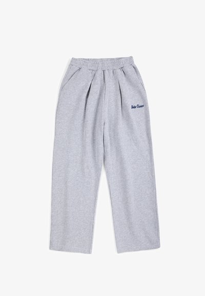 Pantalon décontracté gris clair avec ceinture élastique, poches latérales, plis à l'avant et logo "Bobo Choses" brodé sur le côté droit.
