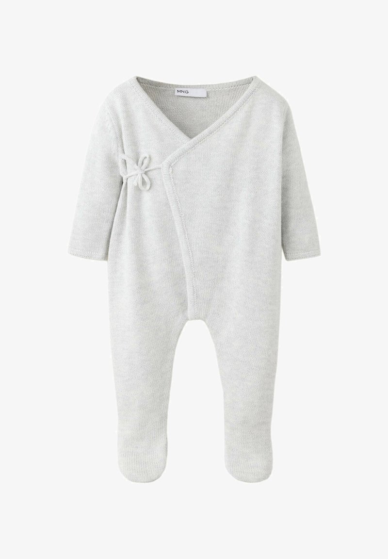 Grenouillère bébé tricotée gris clair avec manches longues, pieds fermés, devant croisé et détail nœud sur le côté.