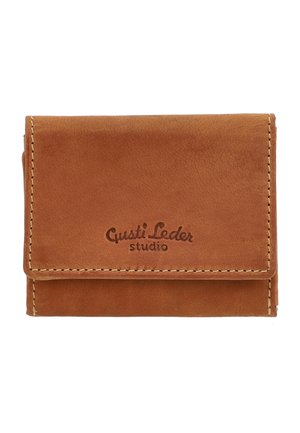 Brun læderpung med synlige syninger og "Gusti Leder studio" præget på frontklappen mod en hvid baggrund.