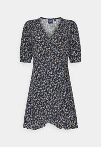 Robe florale avec une base noire, ornée de fleurs blanches et bleues. Décolleté en V, manches bouffantes courtes, et jupe évasée avec un ourlet fluide.