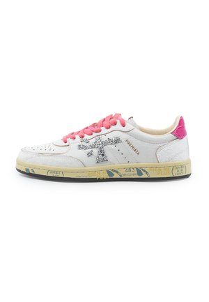 Sneaker in pelle bianca con lacci rosa, logo glitterato metallico sul lato, linguetta posteriore rosa e suola con testo e grafiche stampate.