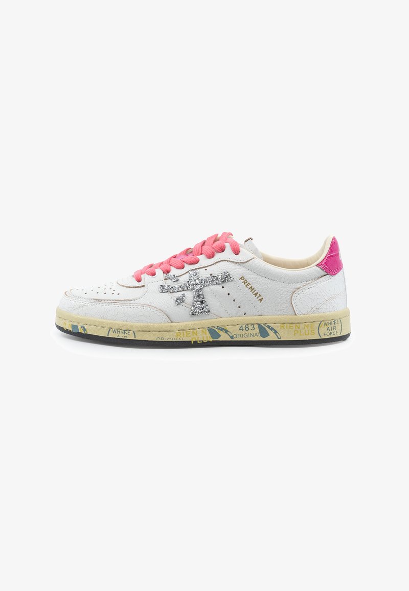 Baskets en cuir blanc avec des lacets roses, un logo pailleté métallique sur le côté, une languette de talon rose et une semelle ornée de texte imprimé et de motifs graphiques.